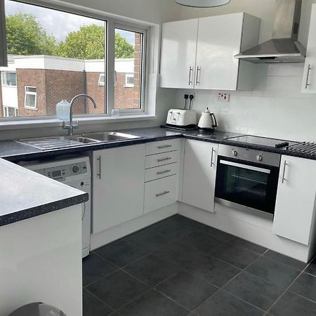 Апартаменты Cozy Flat 15 Mins From City Centre With Parking Кардифф Экстерьер фото
